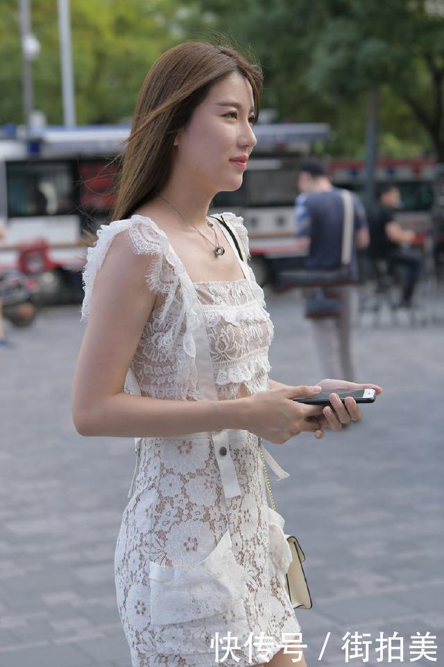 高颜值、大长腿美女，身穿白色蕾丝连衣裙，给人一种别样的美感！