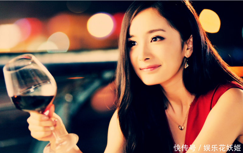 杨幂代言毒害青少年？被名知博主大骂不配做母亲，杨幂默删微博