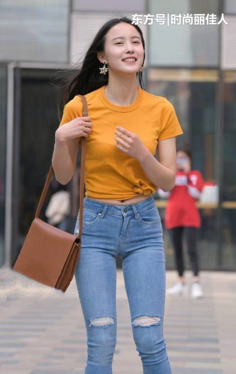  「看起来」牛仔裤时尚大方，秀出完美身材，颇有女神范