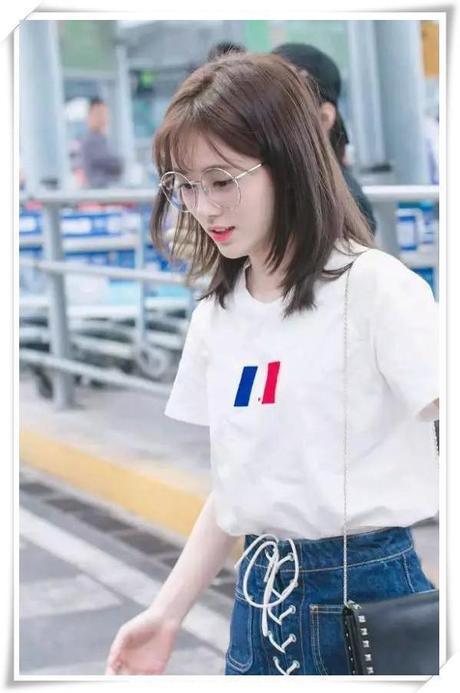 鞠婧祎终于不再当众提短裤，用两根绳把裤腰勒紧，网友：A4腰啊？