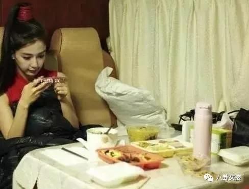  『伙食』明星片场吃饭有多铺张? 傻狍子鹿晗只吃素，江疏影六道菜被批浪费