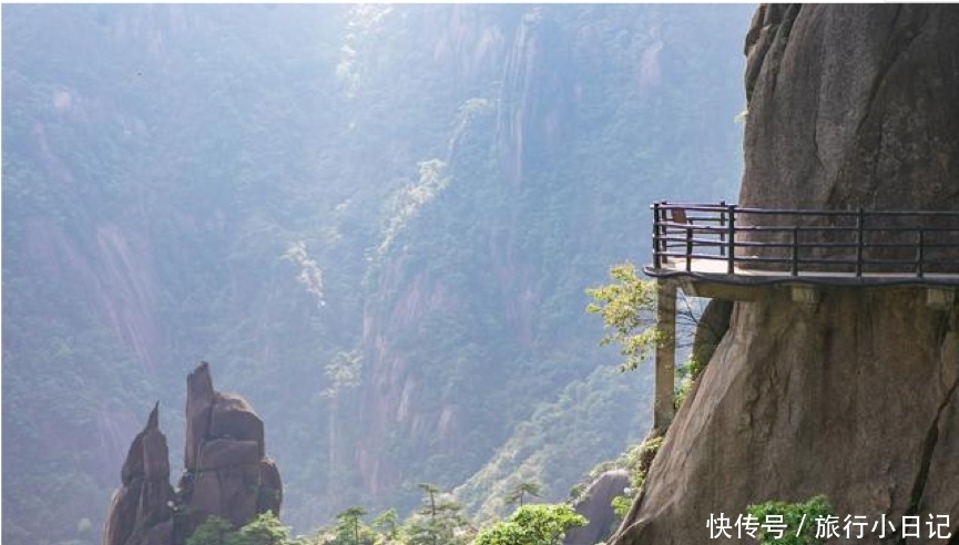 我国最早的悬崖栈道竟然在这里，风景如画，游客络绎不绝