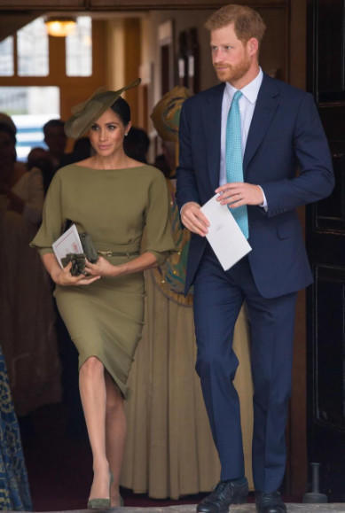 路易王子受洗梅根又成亮点，这次头发没乱，肩膀没露还穿了丝袜！