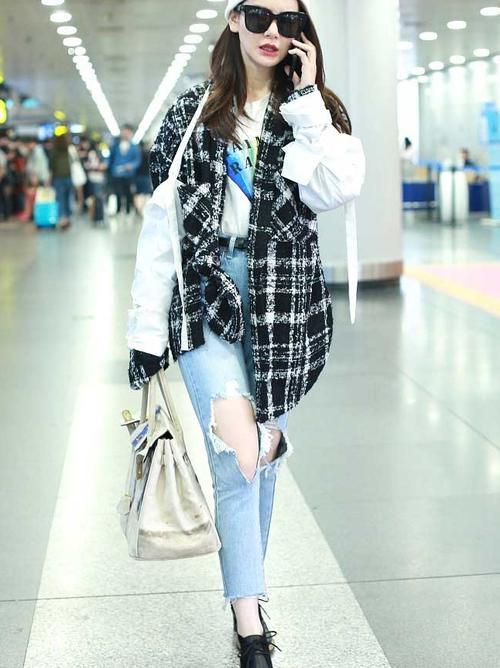 戚薇真会穿，这么紧的裤子硬是穿了进去，网友：委屈你这腿了