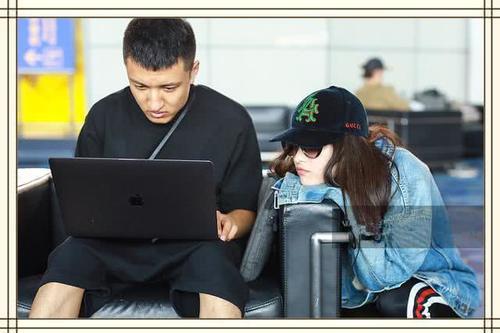 倪妮机场搞怪，反戴棒球帽嘟嘴卖萌心情好，网友：井柏然尴尬了！