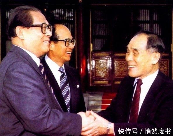 他临终捐给国家2000亿，李嘉诚亲自为他扶灵，如今儿子开出租为生