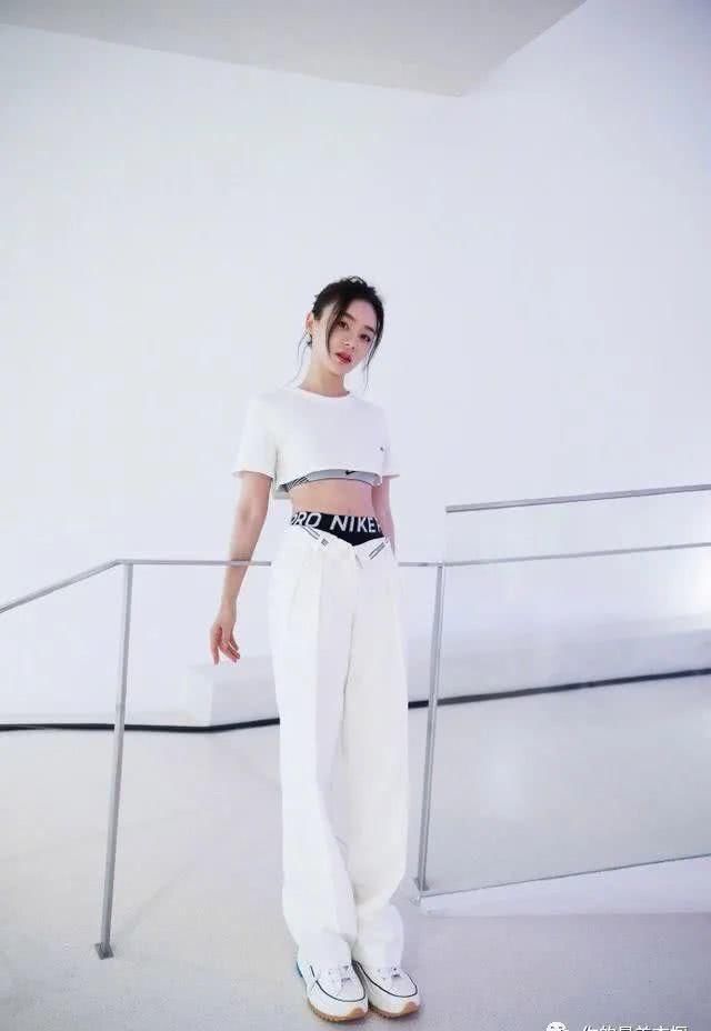  『纯白t恤』一件白T恤走天下，哪个女人这么豪横？普通白T也能如此时尚？