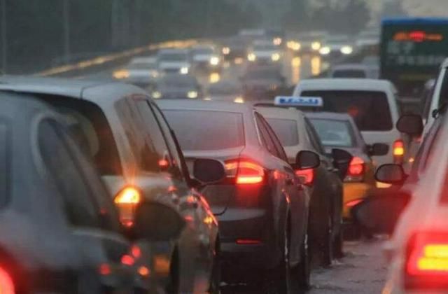 高速上突然下起暴雨，到底是打开雾灯还是双闪？很多车主都弄错了