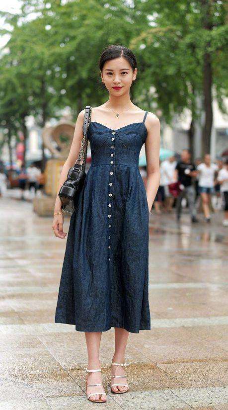 街拍: 图五“露胃装”配“鱼嘴”长筒鞋, 露出了大腿, 充满魅力!