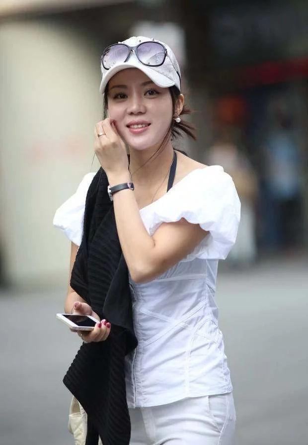 气质小姐姐白色紧身裤，精致的五官，气质优雅迷人