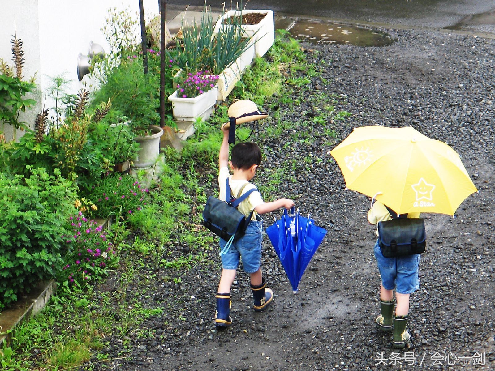 带你认识真实的日本:小孩独立上下学,女孩从小就会化妆!