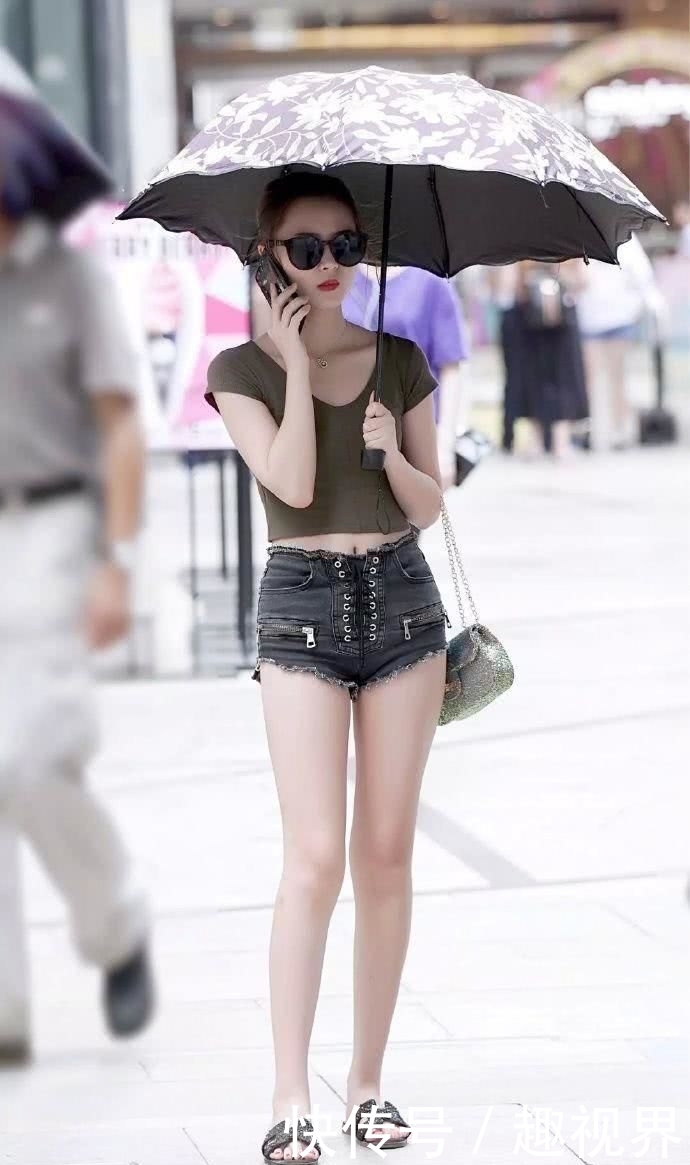  『T恤衫』时尚街拍：肤白貌美的妹子，一袭紧身的露脐T恤衫，优雅而性感