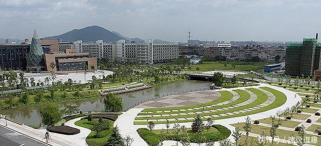 中国三个名字带“江”的省份, 其中两个经济实力雄厚, 居全国前列