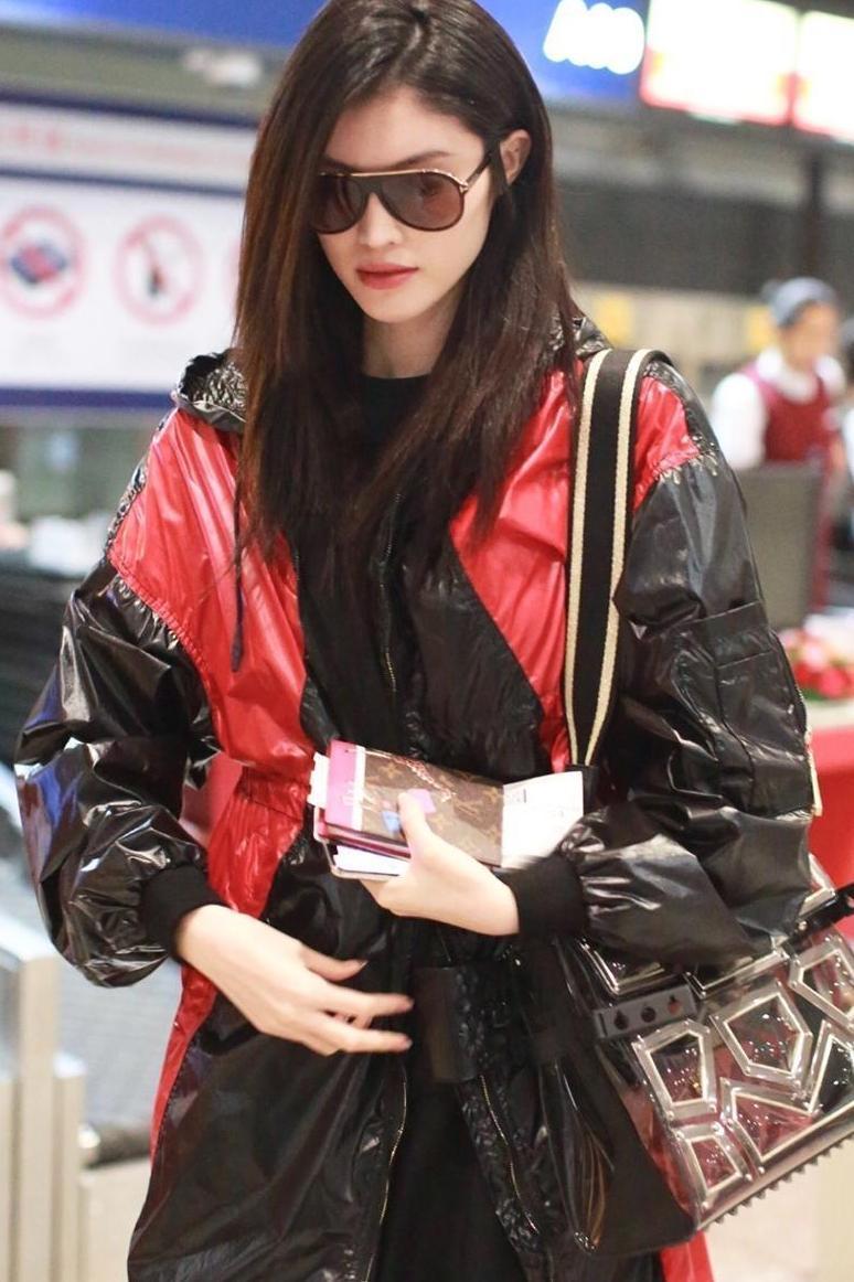 2019春夏纽约时装周启程, 孟美岐极简穿搭, 何穗撩发放电超有魅力