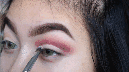 瘦成漫画腿的赵薇学小姑娘画欧美妆，只换了个眉形就老10岁