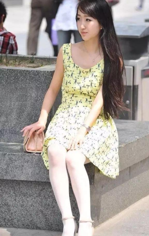 黄色印花无袖裙搭配小高跟, 气质宁静端庄淑女