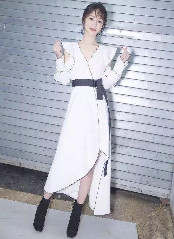 怪不得杨紫死活不上称，这腿又粗又短，还是辣眼睛那种的!