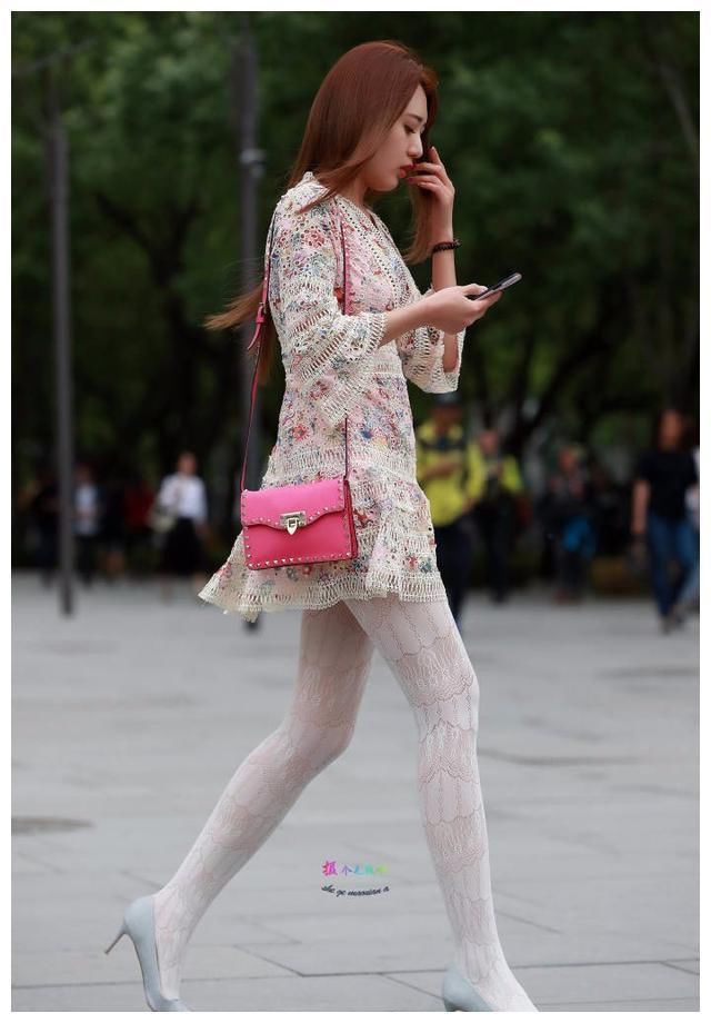 街拍：小姐姐一身黄色的紧身衣裤，勾勒出玲珑的曲线美