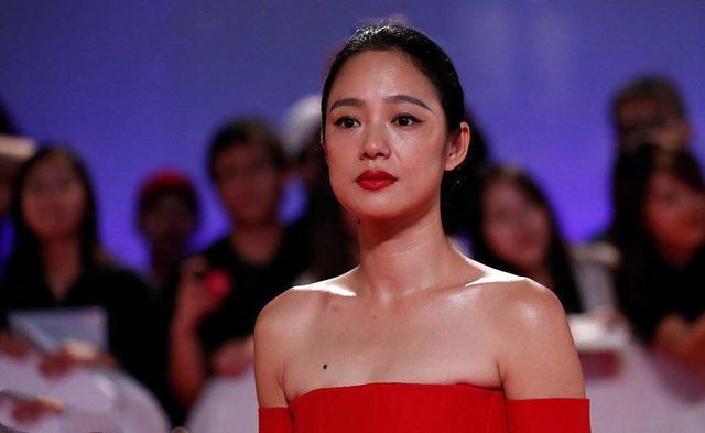 40岁周韵一身红气场全开，未修图被赞连皱纹都是韵味，姜文有眼光