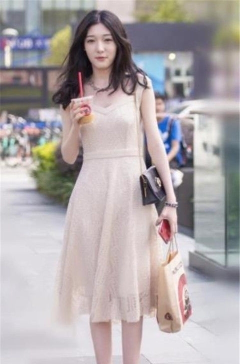  气质|街拍：美女身材匀称，身穿浅色连衣裙，彰显楚楚动人的唯美气质