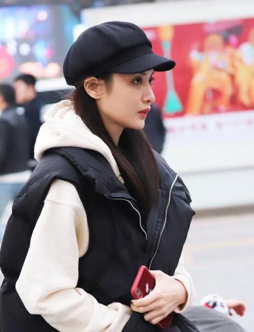  『蓝色』街拍：兰质蕙心的美女，一件雪纺上衣配蓝色牛仔裤，时尚青春气质