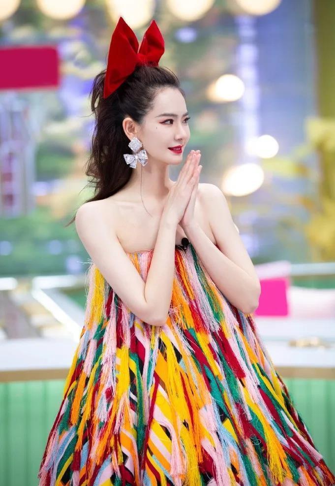  『女人』街拍：女人别再瞎打扮，“蝴蝶结”才是早春的正确打开方式，明星都心动