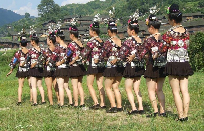 这个苗寨，所有姑娘的裙子只有16cm!男生都喜欢这个地方