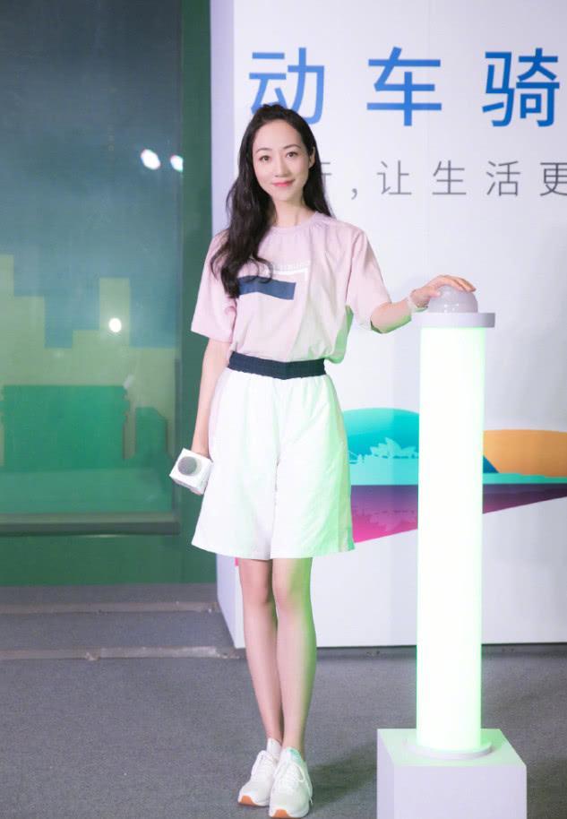 真是佩服韩雪！土掉渣的百褶裙竟穿得如此魅力，这气质无人能及！