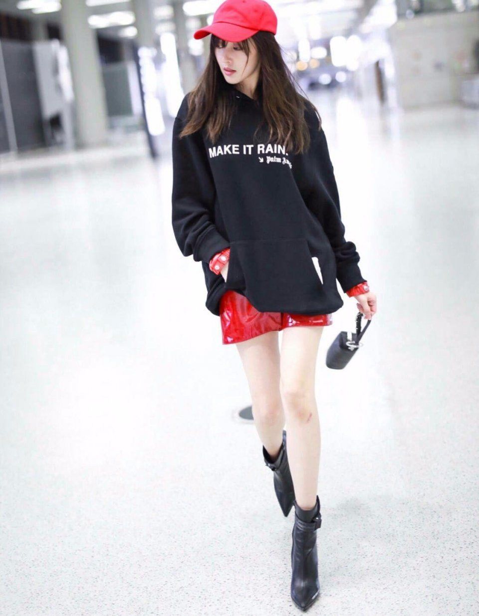 真受不了张天爱如今的风格，剪了齐刘海完全就是“网红”的画风!