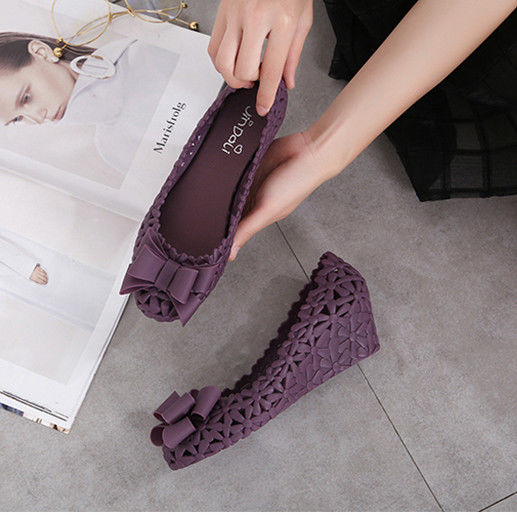 如今的阿姨超会穿，逛街穿飘鞋+阔腿裤，洋气时髦年轻十岁不止