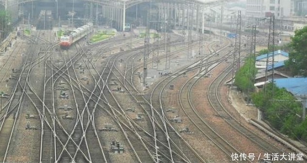  「郑州站」每天接发13万人的火车站见过没？可在这里乘火车到中