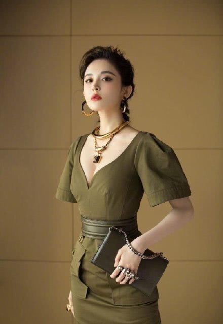  『勾勒出』秋冬季不容易穿？显肿又显胖？那样搭出街120斤也会变90斤