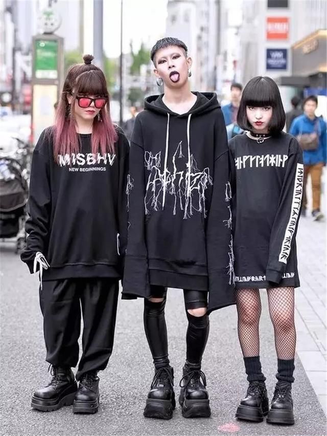  『服饰』某书搭配博主竟推荐睡衣外+粉衬衣，网友还迎合？不知道该咋吐槽