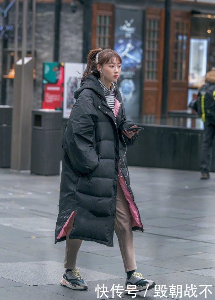 飘飘■长发飘飘，穿搭时尚靓丽迷人显腿长，街拍：小姐姐