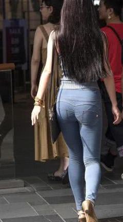 牛仔裤的样式越来越多啦，但是牛仔裤还是主要以水洗蓝色为主