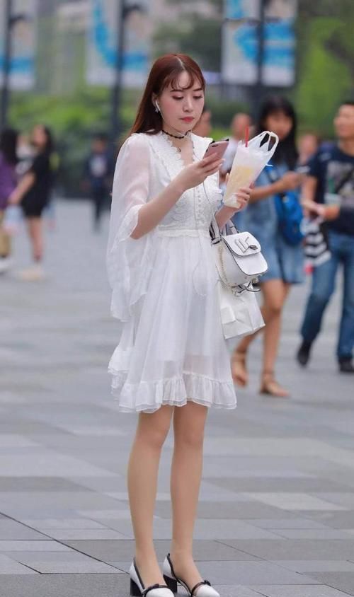 【小姐姐】街拍：小姐姐轻盈时尚的连衣裙，大方又不失美感与优雅