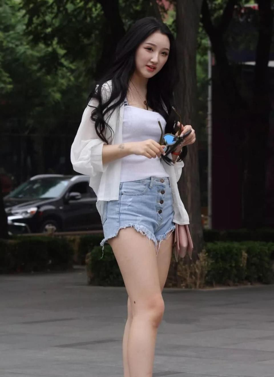 清新俏丽容颜的小美眉，吊带背心裹出傲人丰满上围