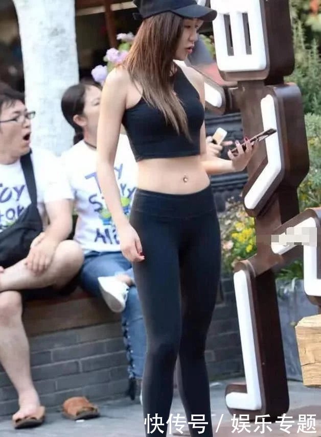 黑色的打底裤搭配黑色的运动短袖,把腰部完全的暴露在空气之中,