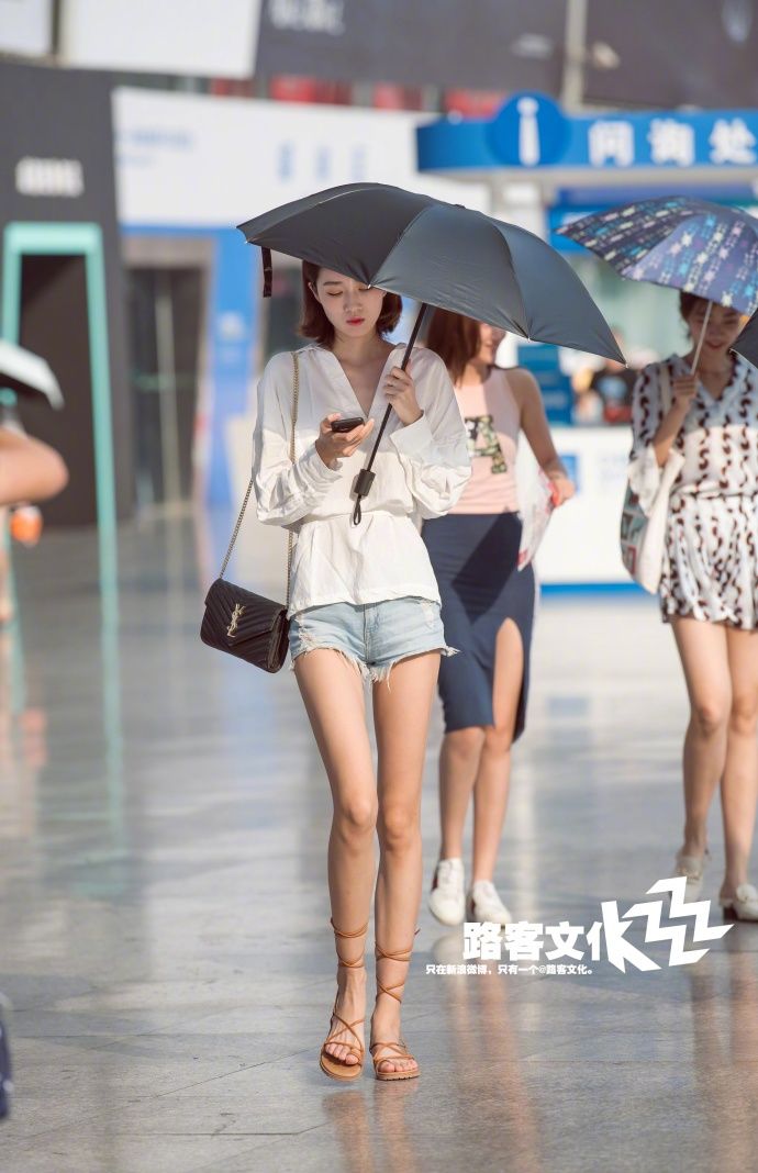 街拍:一眼被小姐姐长腿所吸引,腿与“交通工具”的差距,好扎心