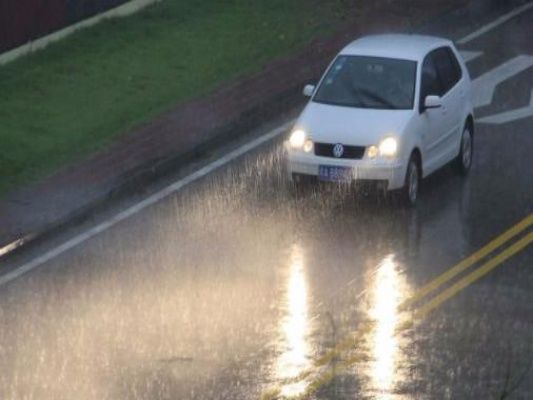 下雨天开雾灯还是双闪?新手司机注意了，别扣分还不知道为什么!