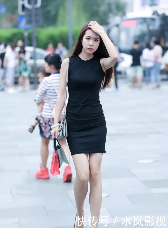 韵味|美女街拍小姐姐的身材匀称凸显韵味,走路时撩头发的姿势迷人