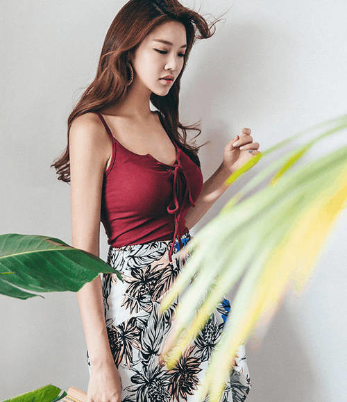 时尚街拍,紧身吊带美女,勾勒出曼妙曲线,迷人气质人见人爱