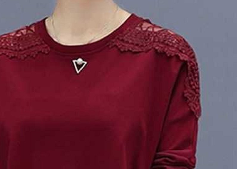 45岁的小姨，打扮的真美嫩!穿这样“小衫配白裤”，洋气显年轻