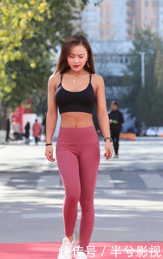 #美女#街拍:美女运动范的打底裤搭配小背心,轻松穿出魅力女人应有味道