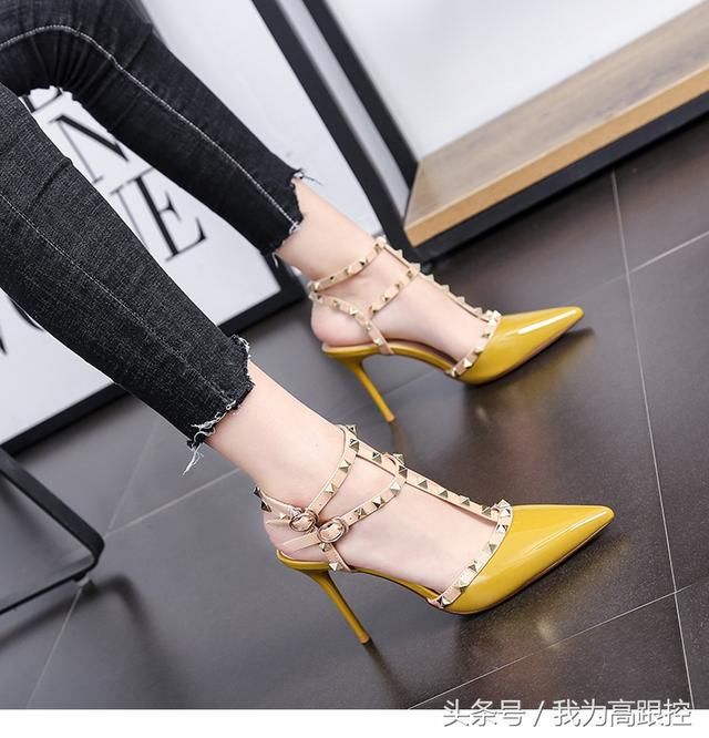 方锥铆钉布置于丁字式扣带上的性感高跟鞋