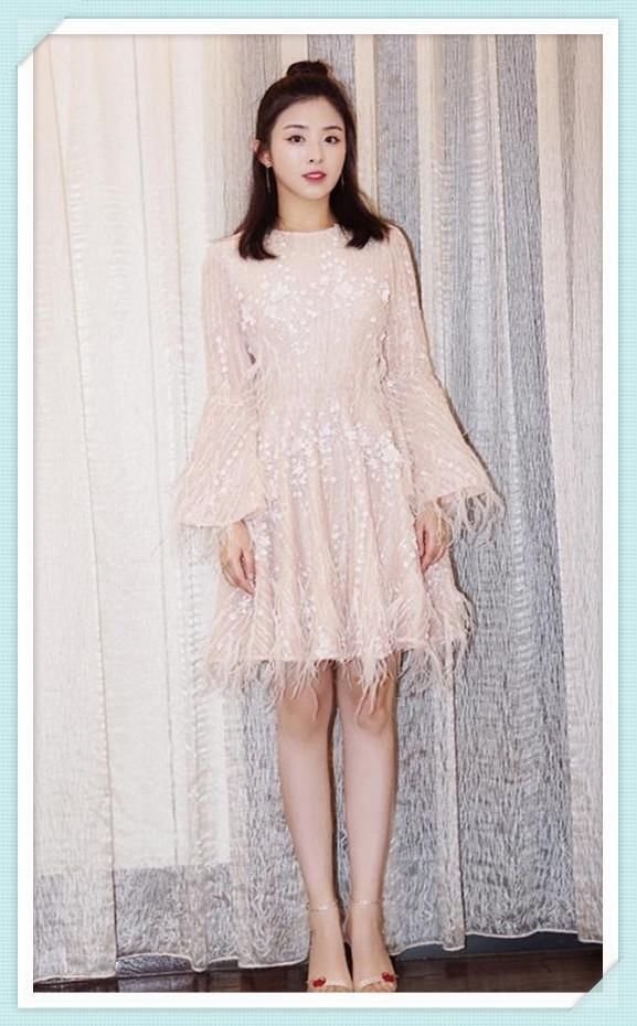 张含韵的时尚真难懂！不仅在长裙外套条短裙，还把袜子当鞋子穿！