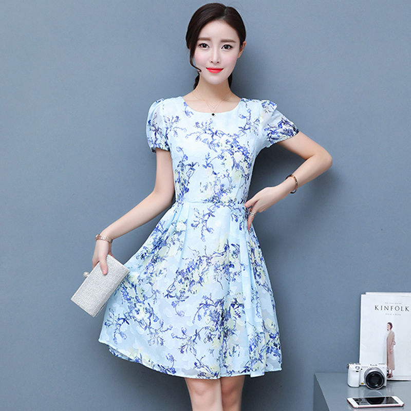 赫本裙不流行了!今秋小姐姐流行穿“镂空裙，性感时髦，年轻十岁