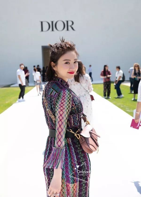 迪奥究竟有什么魔法让景甜如此着迷?