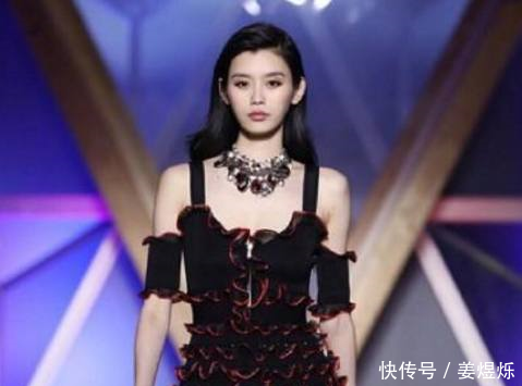 奚梦瑶太瘦了，穿紧身裤中间空出一条缝，网友没有80斤吧