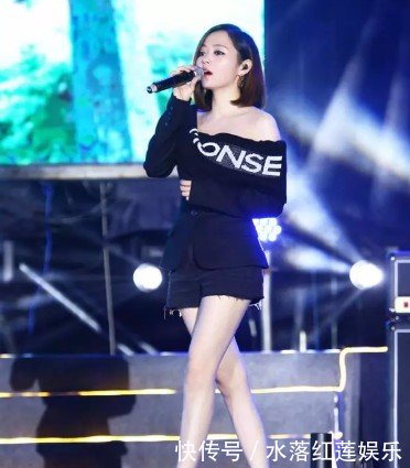 34岁张靓颖现身机场，吊带牛仔裙穿出“大妈范”，亏她敢穿